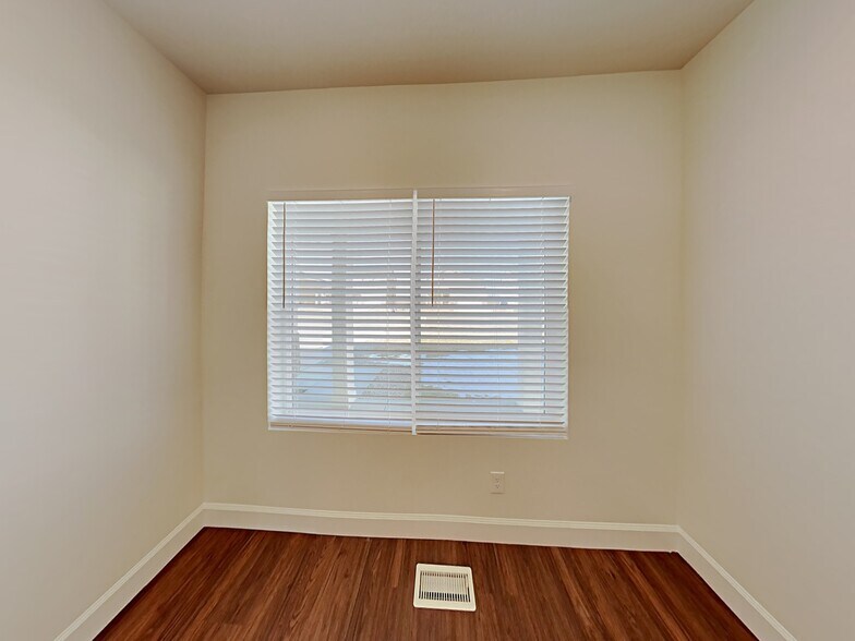 Building Photo - 1288 N Rickshaw Ln