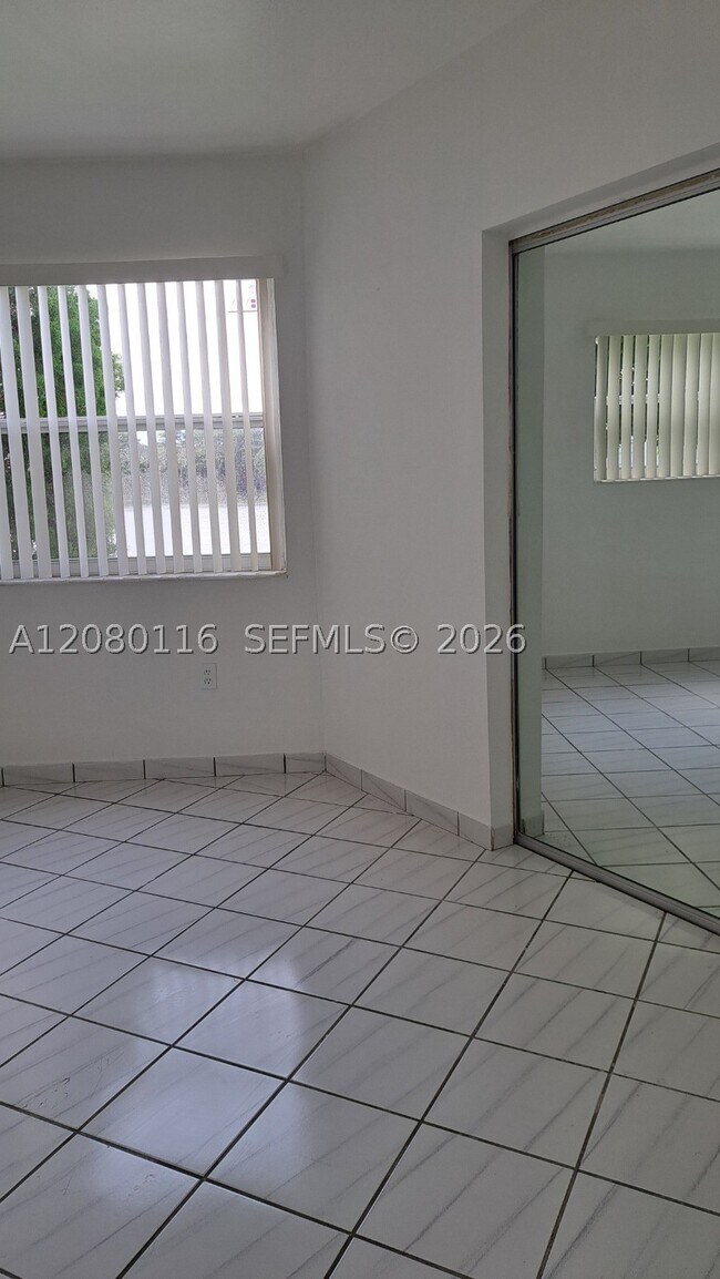 Building Photo - 1667 NE Miami Gardens Dr