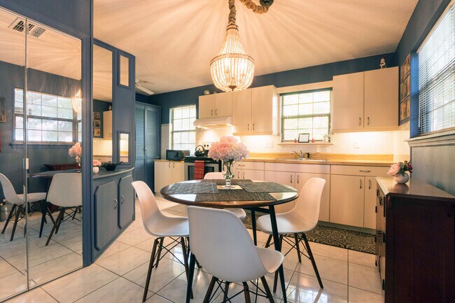 Building Photo - 1022 8th St N