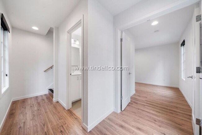 Building Photo - Modern Townhome Apartment in the heart of Hosford-Abernethy - W/S/G Included!