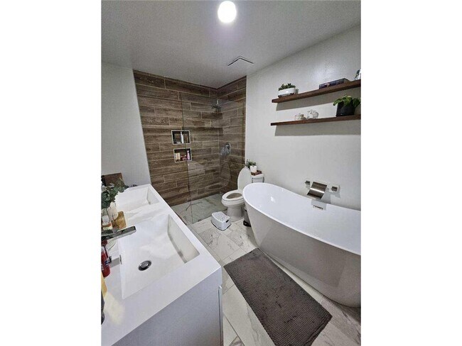 Building Photo - 10709 W River Rd