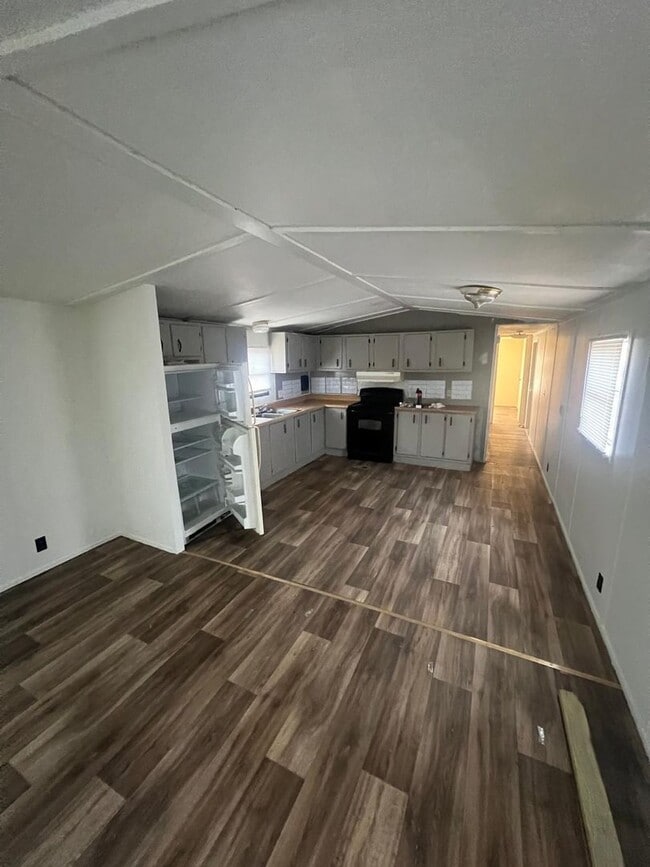 Building Photo - Renovated 2-Bed, 1-Bath Mobile Home