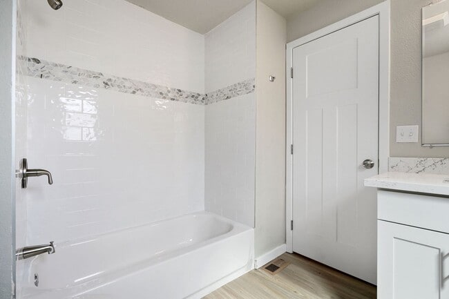 Building Photo - Recently Remodeled 3 Bedroom Home in Everett!