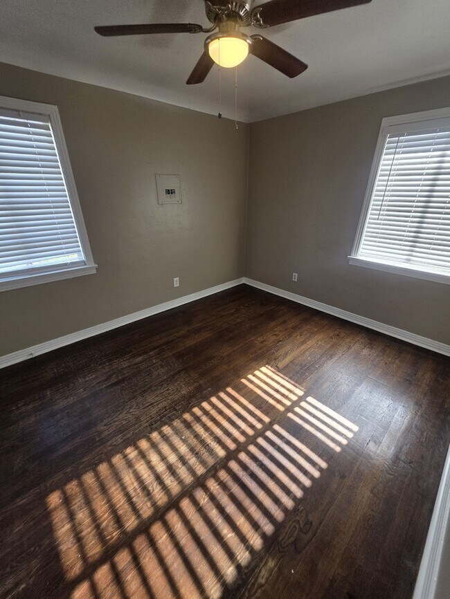 Building Photo - 3 bed 1 bath home, move in ready!