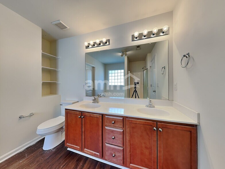 Building Photo - 1300 Montreux Ct