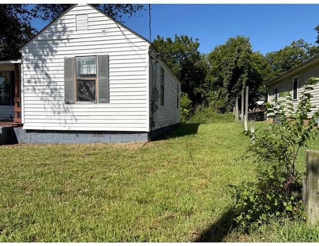 Building Photo - 2 Bedroom 1 Bath Home Available in High Po...