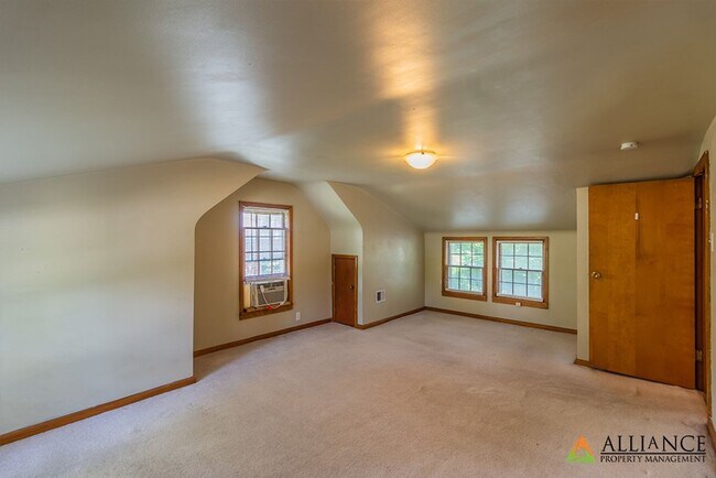 Building Photo - Spacious home close to KSU Campus!