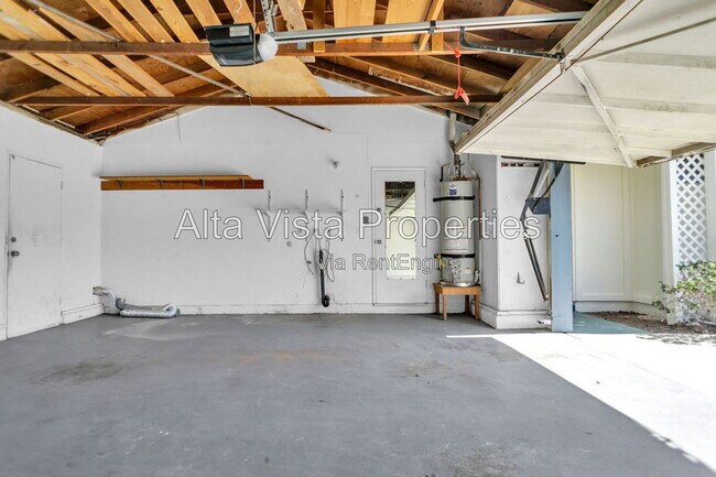 Building Photo - 5633 Scripps St