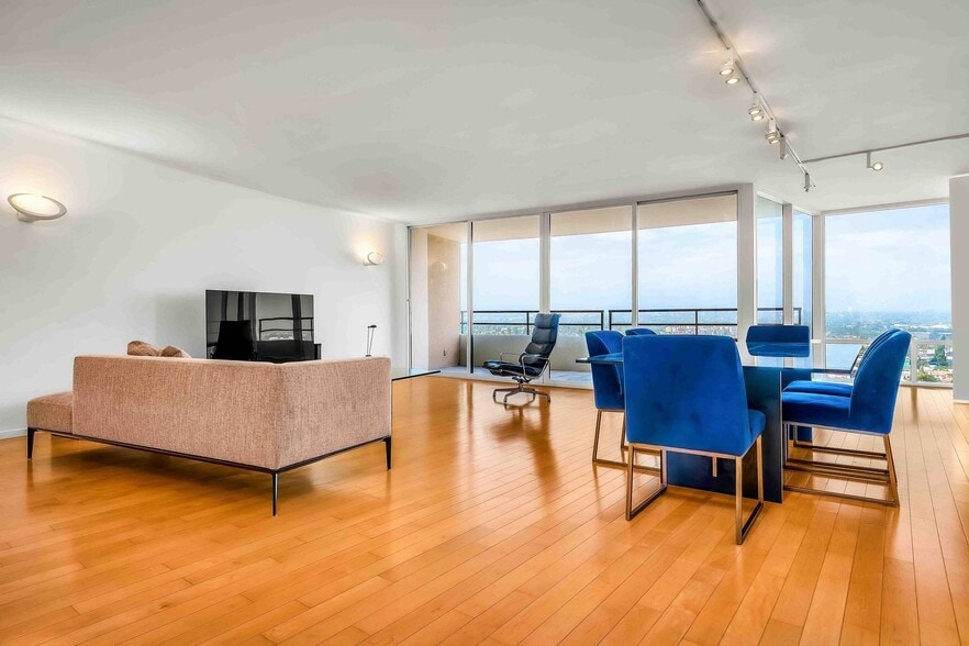 Living room (furniture has been removed) - 4316 Marina City Dr