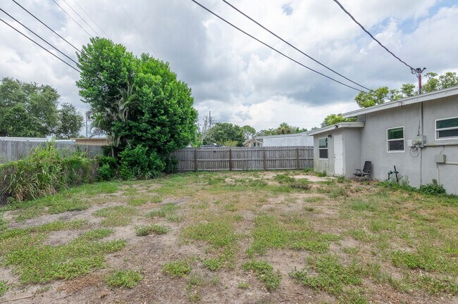 Building Photo - Charming & Rare 4-Bedroom Home in Saint Petersburg!