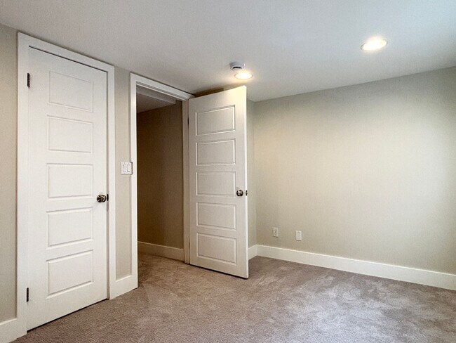 Building Photo - Gorgeous Sugarhouse Remodel!