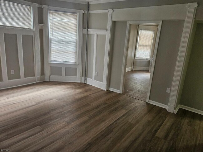 Building Photo - 37 Mapes Ave