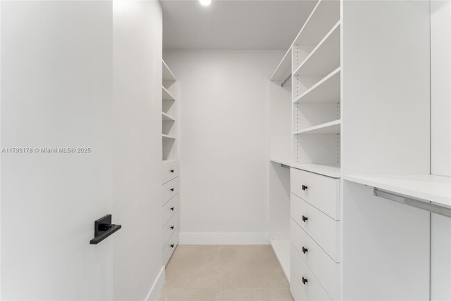 Building Photo - 5736 SW 35th St