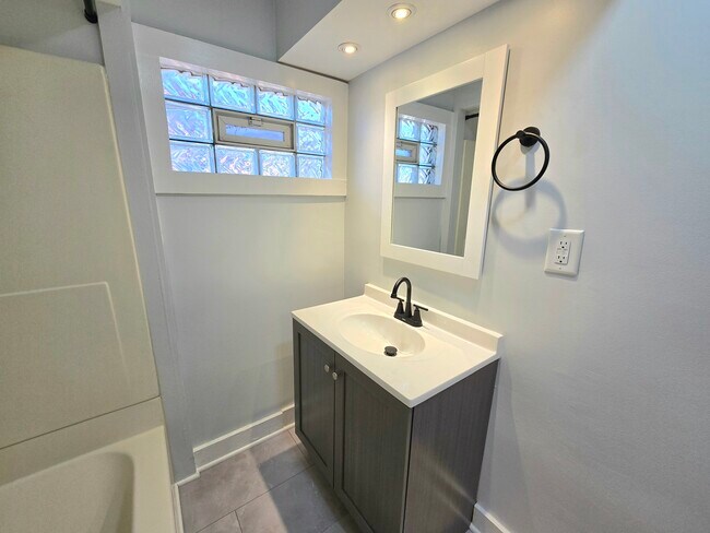 Building Photo - 324 Rosewood Ave