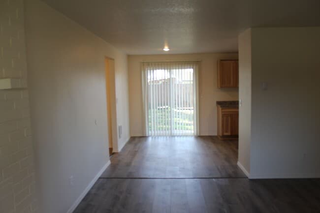 Building Photo - 4 Bed 2 Bath Hillsboro Ranch