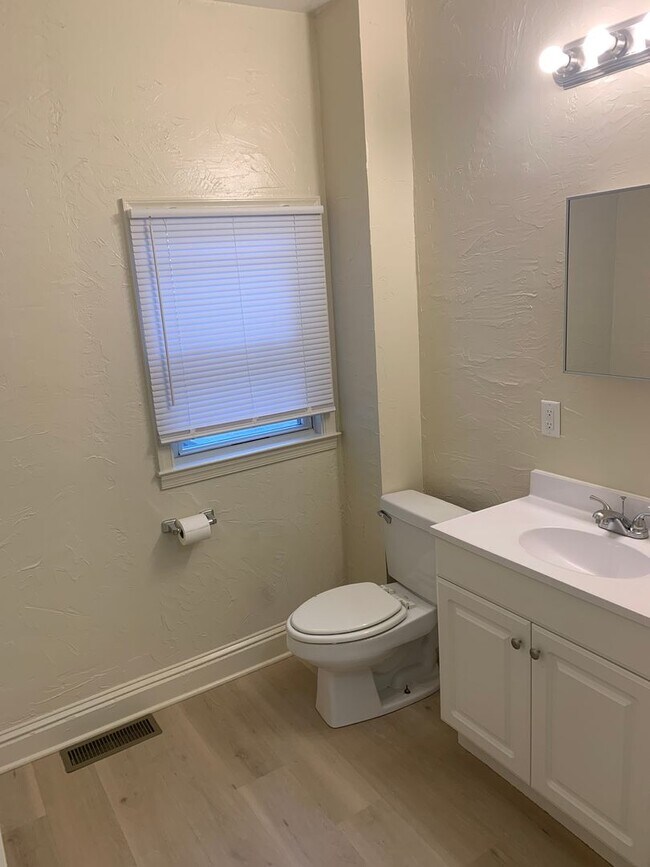 Building Photo - Semi-detached 3 bedroom 1 Bath House with Parking