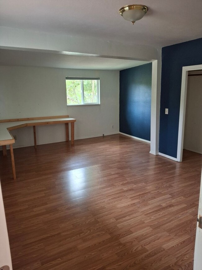 Building Photo - 4500 NW McLoughlin Dr