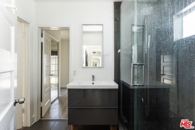 Building Photo - 1553 N Stanley Ave