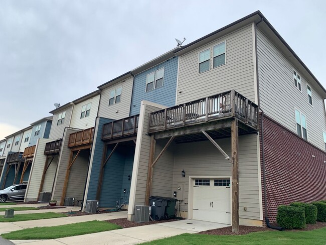 Building Photo - PRIME LOCATION, 3 Bedrooms Suites Apex TH Near HWY, Schools, Shops and Community Amenities!