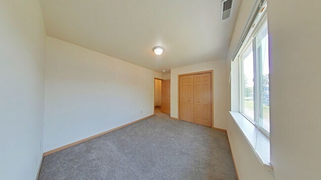 Building Photo - Gorgeous 2 Bedroom 1 Bathroom Townhouse St...