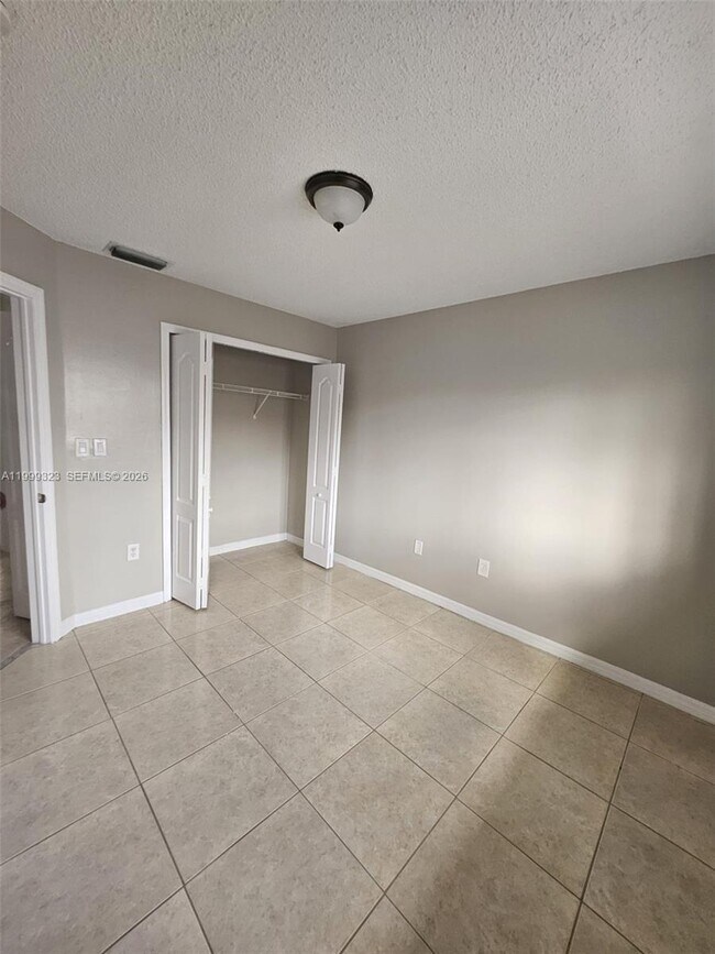 Building Photo - 2527 W 76th St