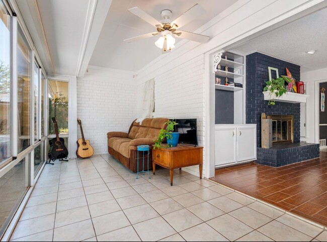 Building Photo - 3 Bed 2.5 Bath Home | Garage | Beautiful C...