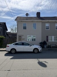 Building Photo - Town house