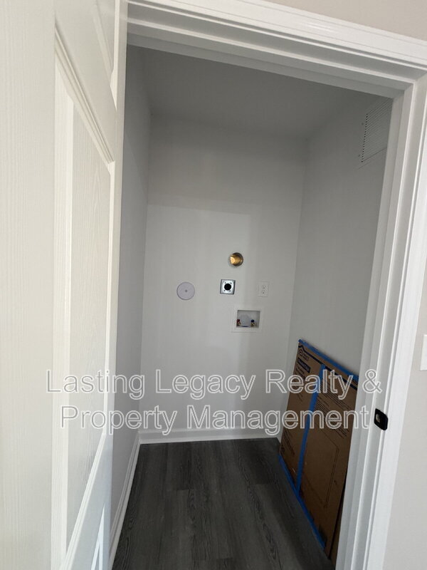 Building Photo - 2036 Harrison Ave