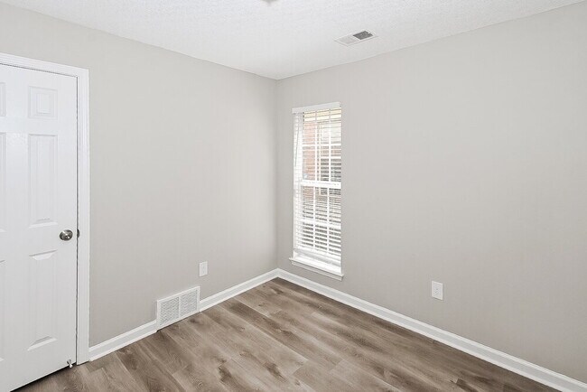 Building Photo - 5370 Russell Dr