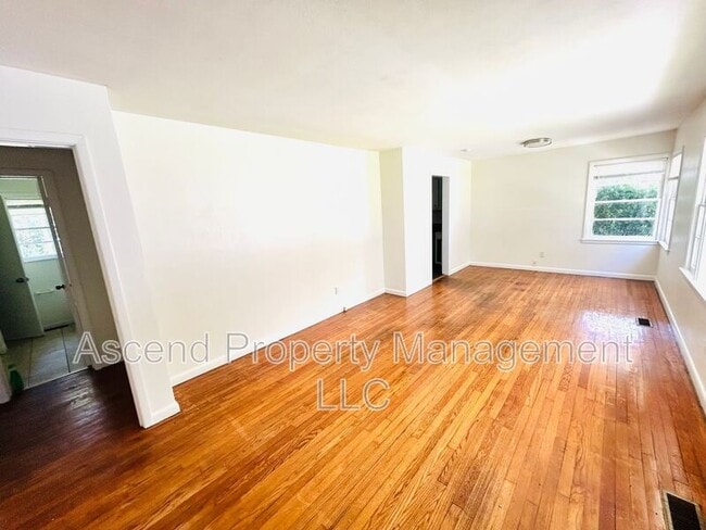 Building Photo - 5018 Golfview Dr