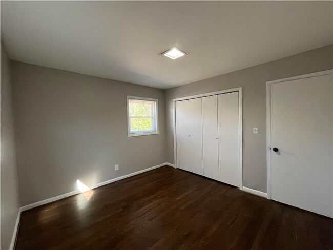 Building Photo - 652 Forest Ridge Dr SE