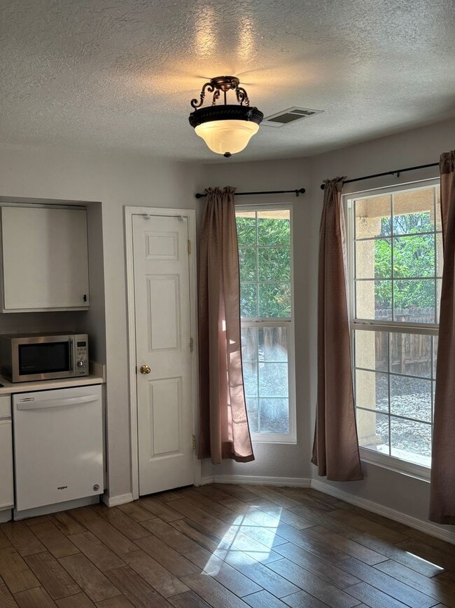 Building Photo - Charming 2 Bed, 2 Bath Home in Rio Rancho