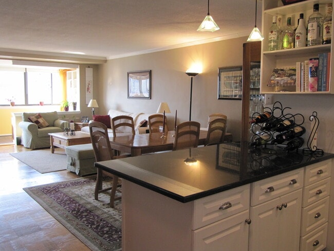 Building Photo - 2 Hawthorne Pl