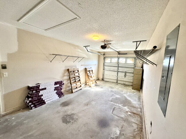 Building Photo - "Charming 2-Bed Oasis with 2 Full Baths in Prime Lynn Haven Location near Mosley High School"