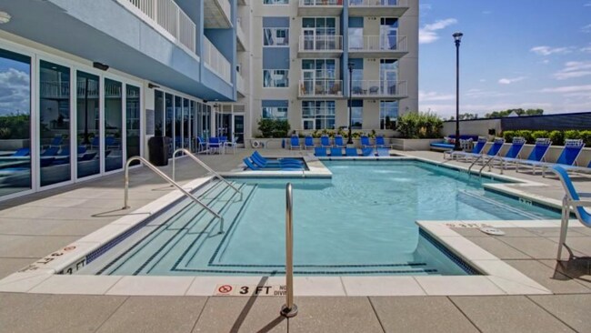 Building Photo - 719 8th Ave S