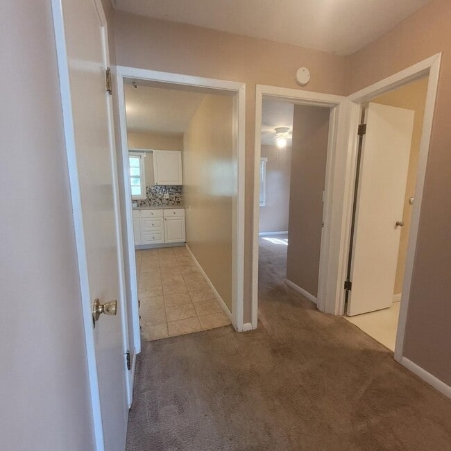 Building Photo - $995 - 3 bed 1 bath - Single Family Home