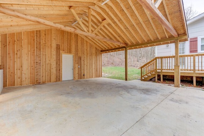 Building Photo - Spacious 5 Bedroom Home in Ooltewah with Basement & Workshop!