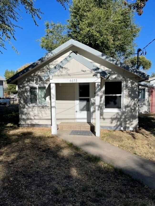 Building Photo - 2 Bedroom, 1 bath House
