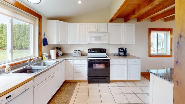 Building Photo - Winter Rental Only. Single Family Available: September 1 to April 30th - May 15th
