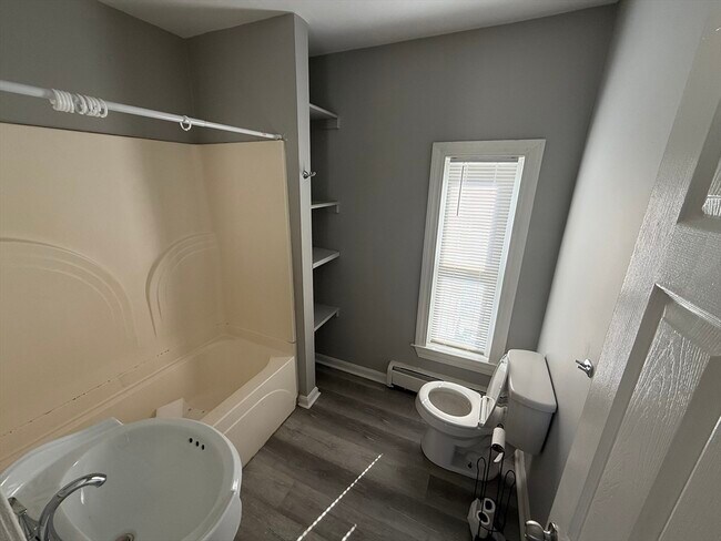 Building Photo - 142 Belmont St