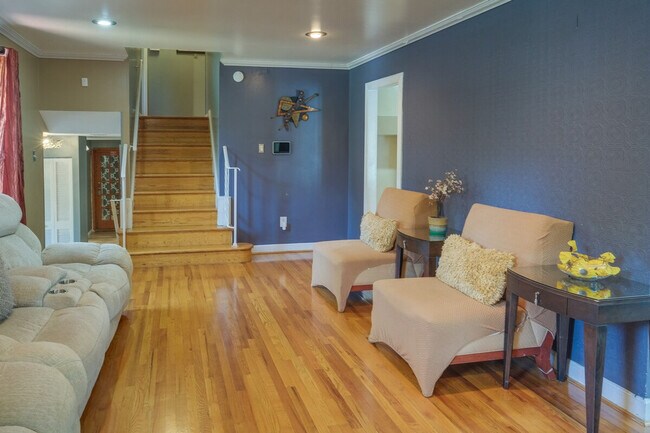 Building Photo - 9305 Pine View Ln