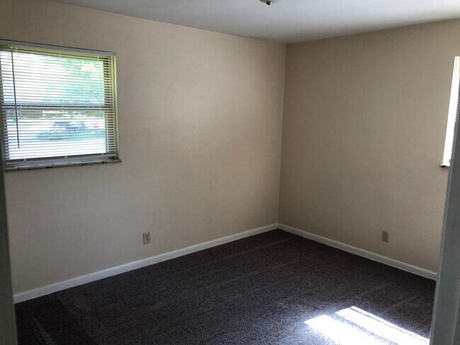 Building Photo - 467 E Stafford Ave