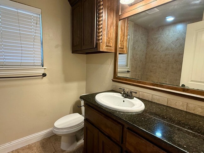 Building Photo - Beautiful 4 Bed, 2 Bath, 3 Car Home in Edm...