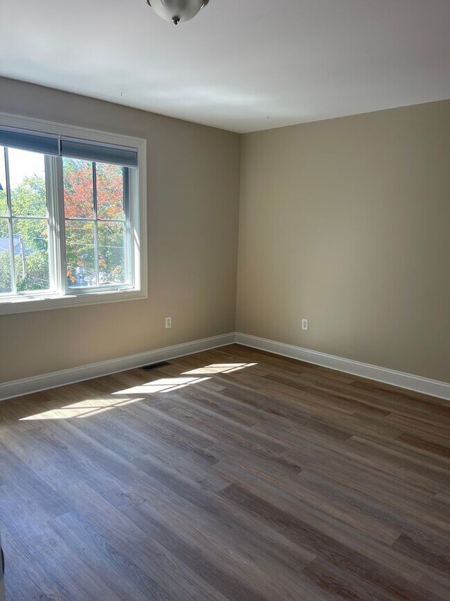 Building Photo - 12 Dame St