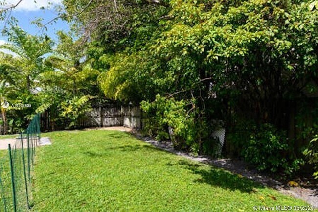 Building Photo - 531 NE 10th Ave