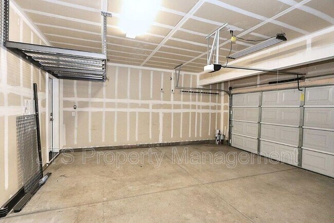 Building Photo - 9200 Rioja St