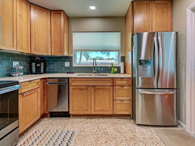 Building Photo - Seasonal Rental Near Venice – Pet-Friendly...
