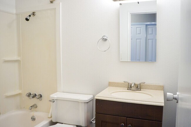 Building Photo - Great Top-Floor 2-Bedroom Near OHSU w/Private Balcony!