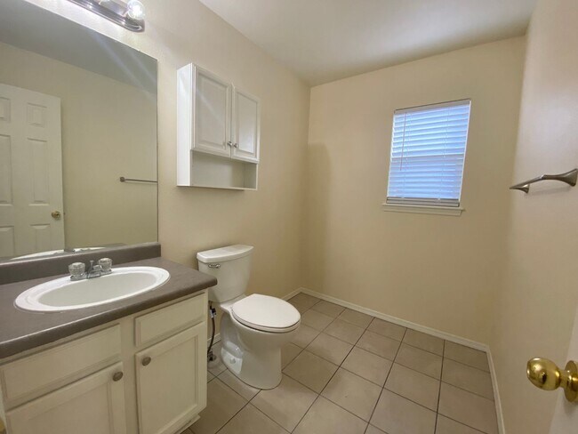 Building Photo - 3 Bedroom 2 Story in Millers Crossing