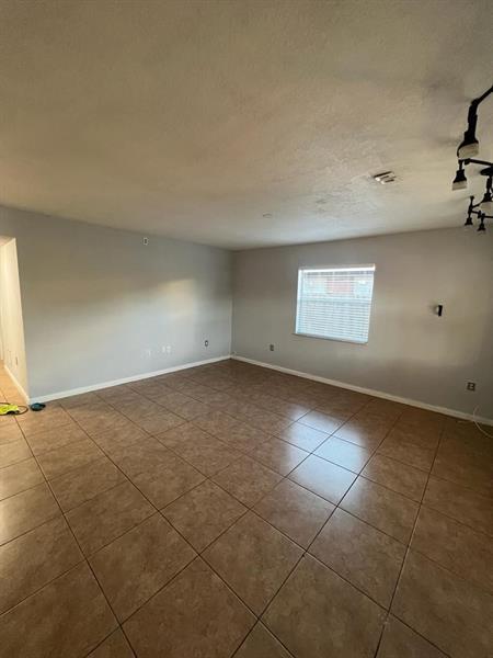 Building Photo - 319 NE 35th Ct